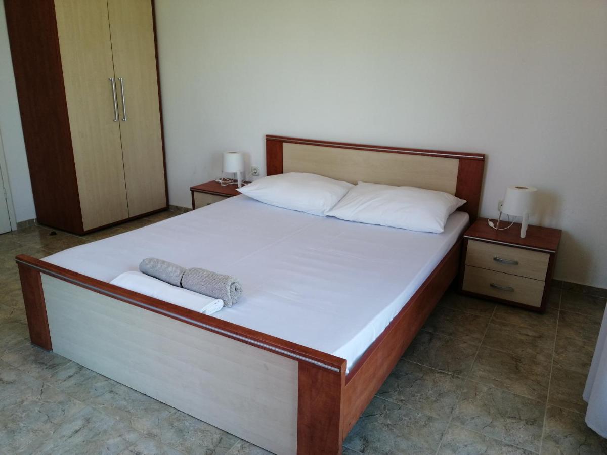 Trim Rooms And Apartments Loviste Ngoại thất bức ảnh