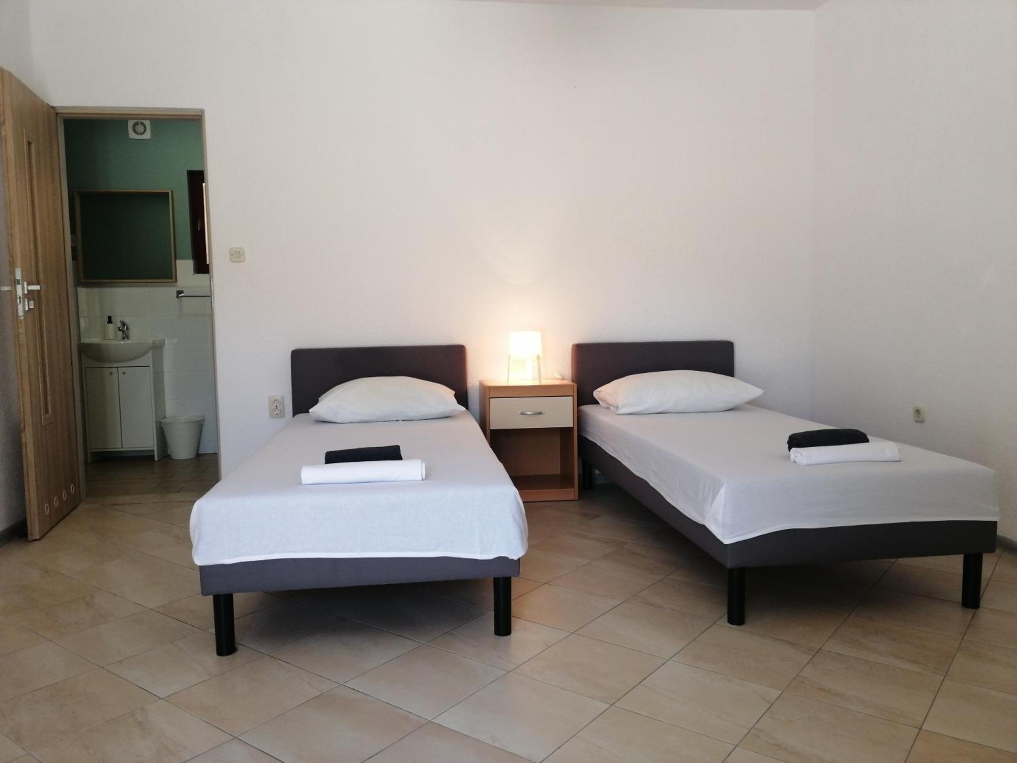Trim Rooms And Apartments Loviste Phòng bức ảnh