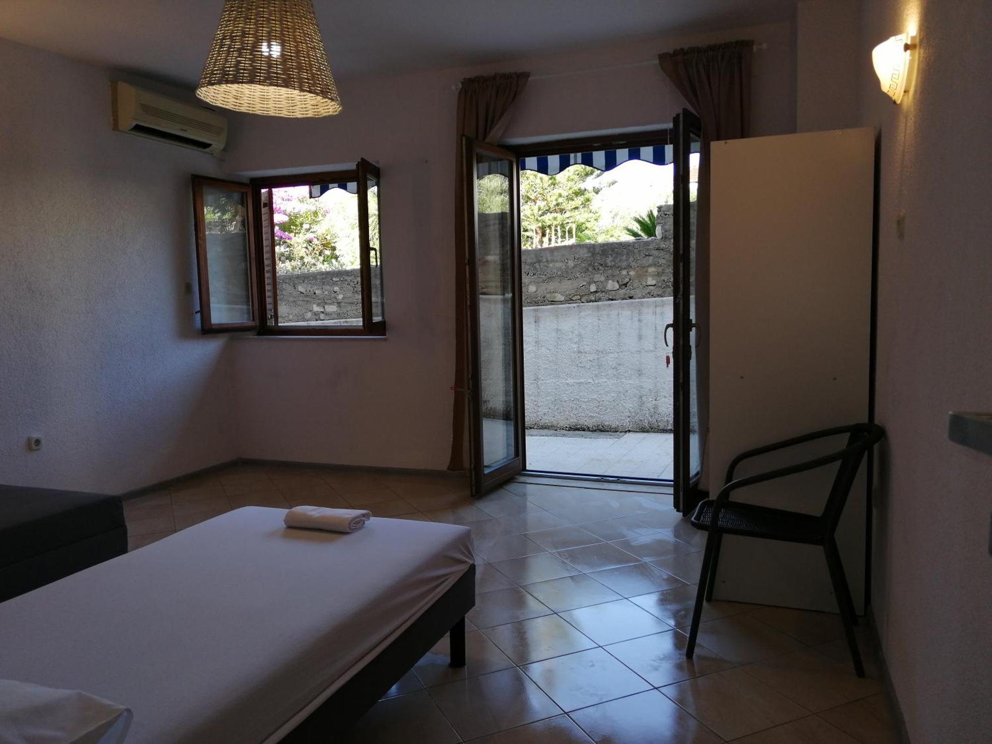 Trim Rooms And Apartments Loviste Ngoại thất bức ảnh