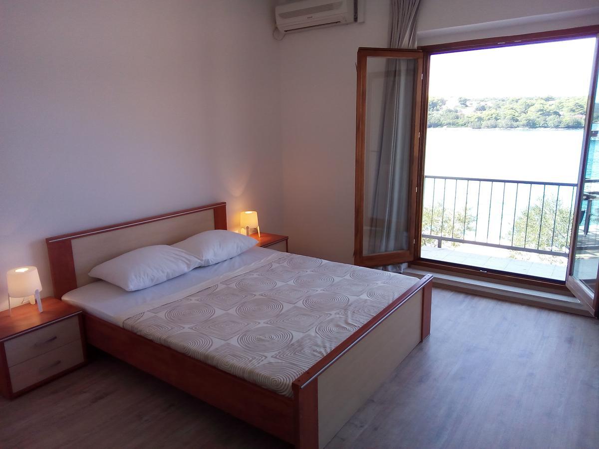 Trim Rooms And Apartments Loviste Ngoại thất bức ảnh